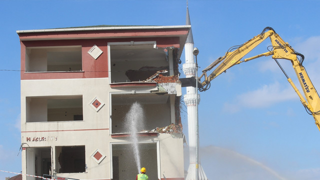 Kağıthane'de riskli bina kontrollü bir şekilde yıkıldı