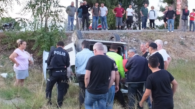 Ters dönen araçta sıkışan sürücü güçlükle çıkarıldı