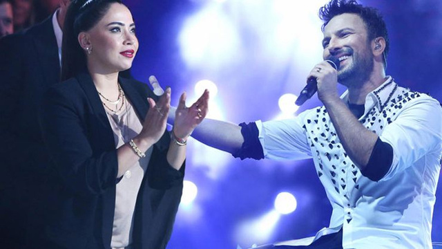 Tarkan'dan sahneden eşine seslendi: "I love you baby..."