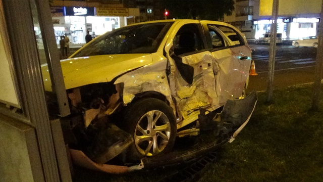 Kırmızı ışıkta geçen otomobil, reklam panosuna uçtu!