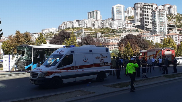 Başkent'te halk otobüsü yolcu dolu durağa girdi!