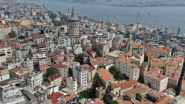 700 yıllık Ceneviz surları tehlike altında