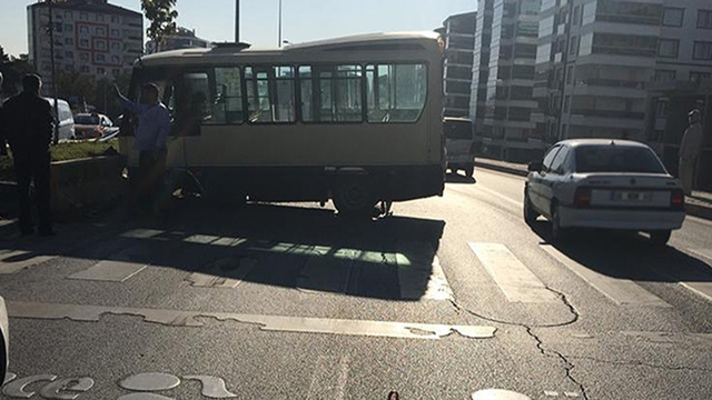 Minibüs önce yayaya, sonra refüje çarptı!