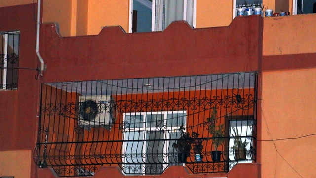 Balkonda kahve içtiği sırada silahlı saldırıya uğradı!