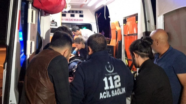 Üniversite öğrencilerine otomobil çarptı!