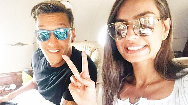 Amine Gülşe'den Mesut Özil'e aşk serenatı!