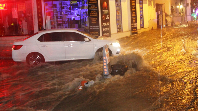 Bodrum'da sokak ve caddeler göle döndü