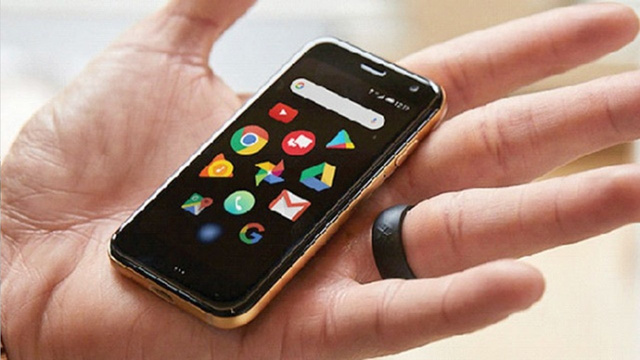 Kredi kartı boyutunda telefon piyasaya sunuldu