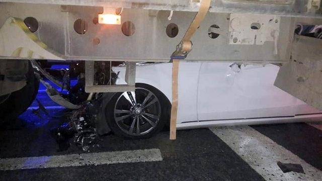 Tırın altına giren otomobil sürücüsü hayatını kaybetti