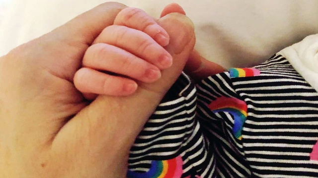 Ünlü şarkıcı 44 yaşında anne oldu!