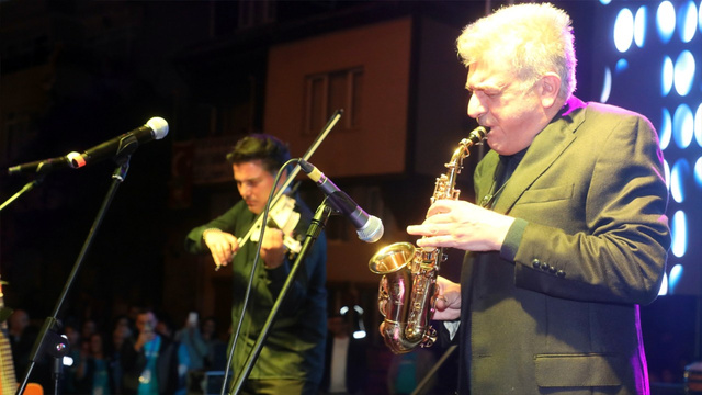 Suat Suna ve Kürşat Başar’dan sürpriz konser