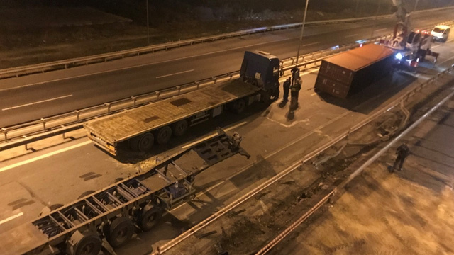 Beylikdüzü’nde TIR devrildi