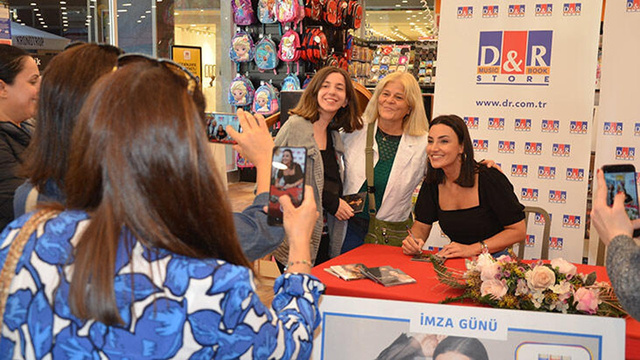 Sevcan Orhan imza gününde sevenleriyle buluştu