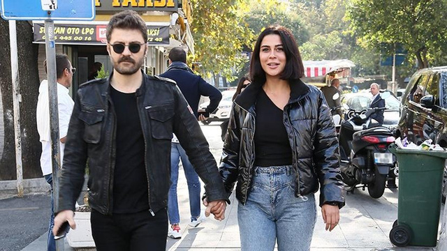 Mutlu çift güzel havanın tadını çıkardı