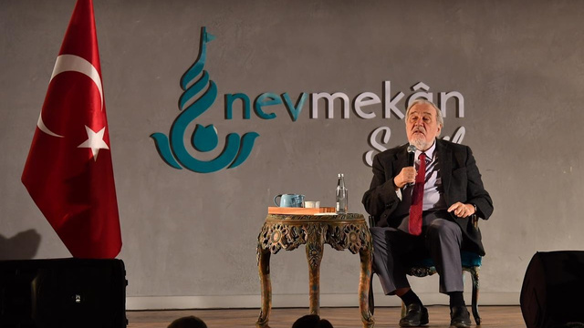 İlber Ortaylı'dan izdiham neden olan gençlere fırça