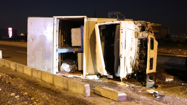 Kahramanmaraş’ta kontrolden çıkan kamyon yan yattı