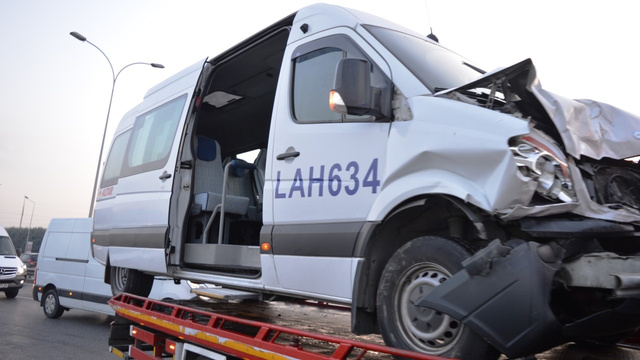 Basın Ekspres Yolunda servis aracı otomobile çarptı