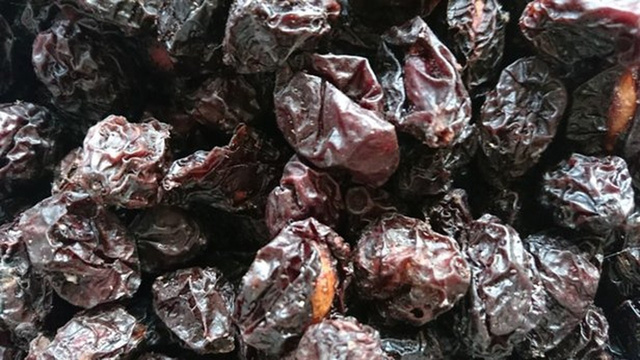 Kuru erik yiyin kabızlığı yenin