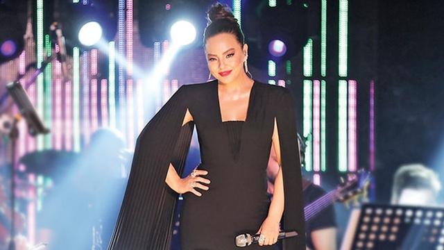 Ebru Gündeş 3 saat sahnede kaldı