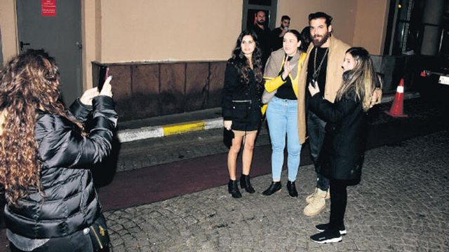 Can Yaman'ı gören fotoğraf çektirdi