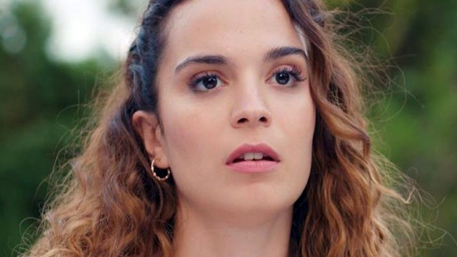 Aslı Bekiroğlu koltuk değnekleriyle sevgilisine koştu