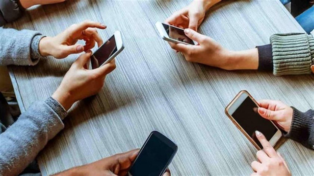 Her 4 gençten biri cep telefonu bağımlısı