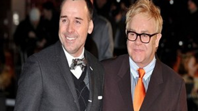 Elton John resmen evlendi!