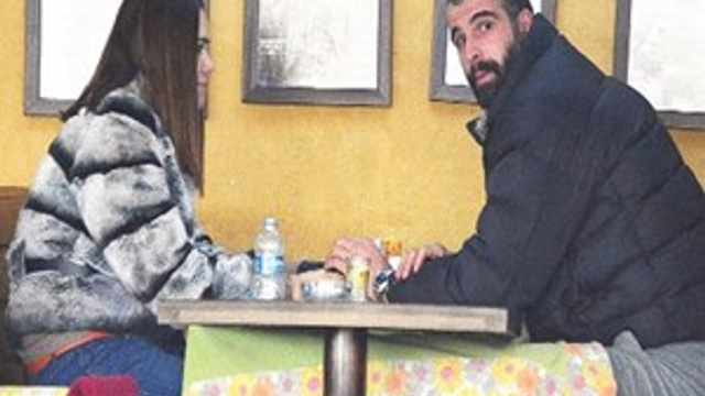 Yakışıklı oyuncunun el ele romantizmi!