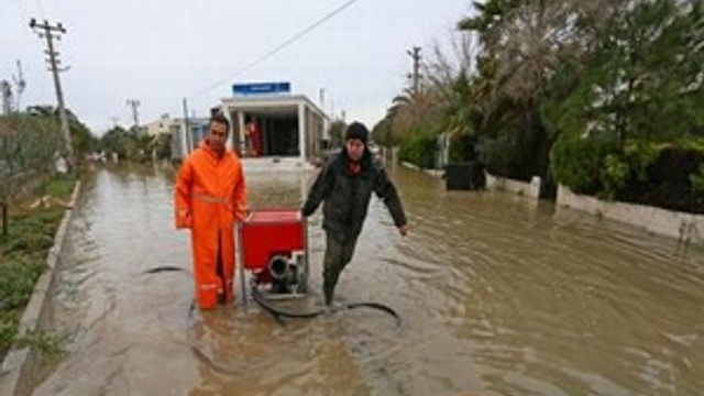 Çeşme'de şiddetli yağmur sele neden oldu