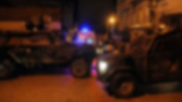 Polis aracı bombalı saldırıdan son anda kurtuldu!