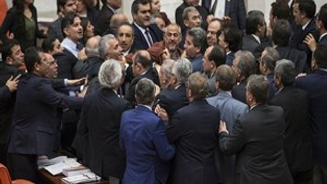 AK Partililer ile HDP’liler yumruklaştı!