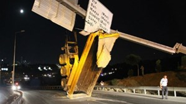 TIR dorsesi trafik tabelasına takıldı, faciadan dönüldü!..