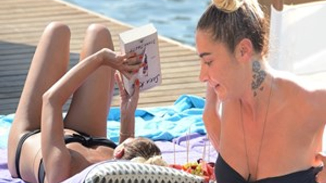 Şarkıcı Sıla plajda nefes kesti!..