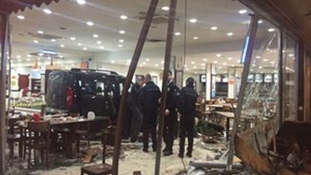 Bursa'da araç, ünlü köfteci restoranına girdi!