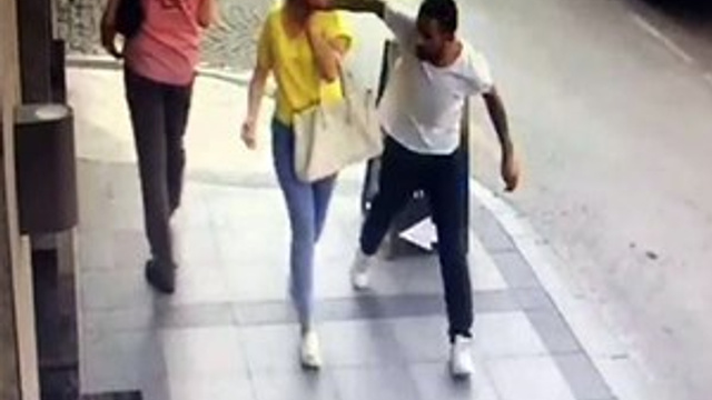 Genç kadının taktığı gözlüğü gasp edip kaçtı!