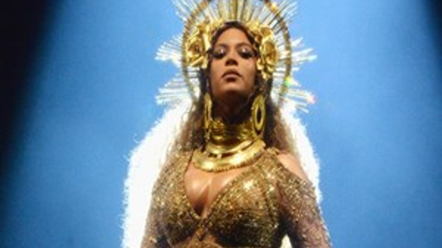 Beyonce ikizlerinin yüzünü gösterdi