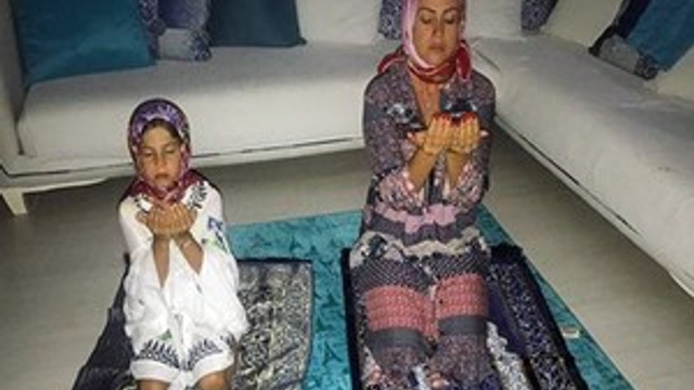 Yeliz Yeşilmen kızıyla namaz kıldı
