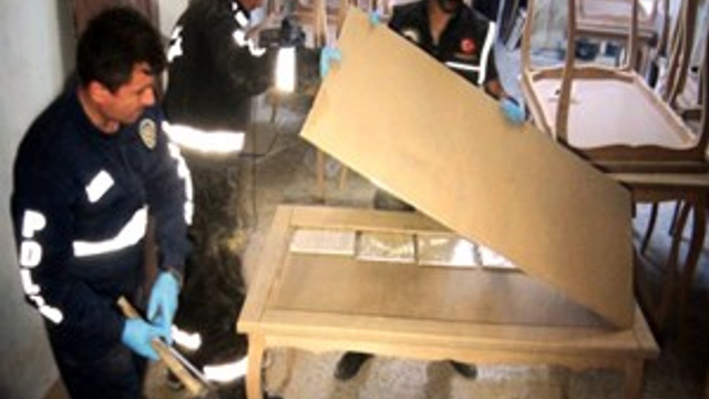 Ahşap masada eroin sevkiyatı