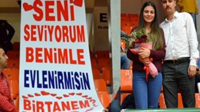 Şampiyonlar Ligi maçında evlenme teklif etti