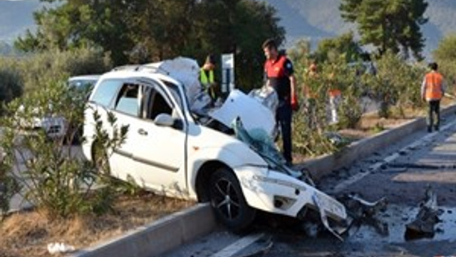 Muğla'da otomobil karşı şeride uçtu!