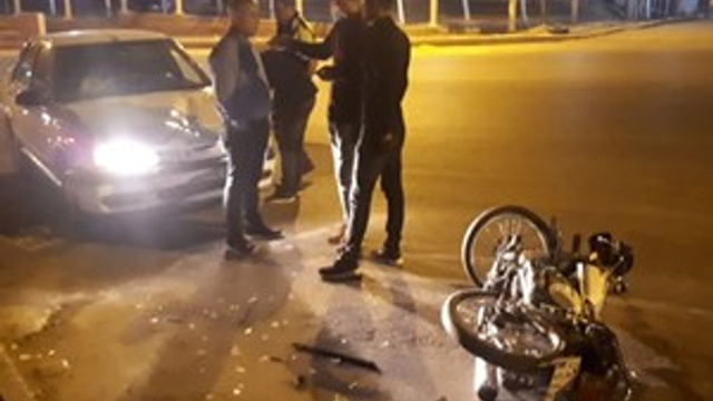 Otomobil ile motosiklet çarpıştı!