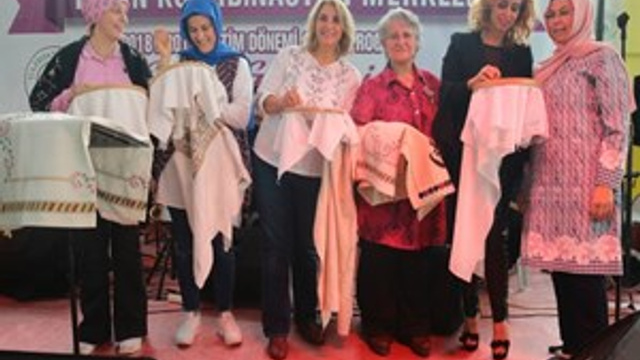 Niran Ünsal 5 bin kadınla kanaviçe işledi