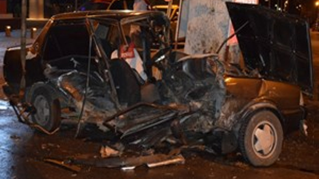 İkiye bölünen otomobilden sağ çıktılar!
