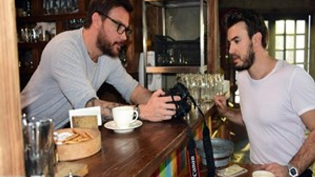 Mustafa Ceceli ve Sinan Akçıl garson oldu