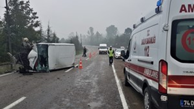 Duvara çarpan kamyonet hurdaya döndü