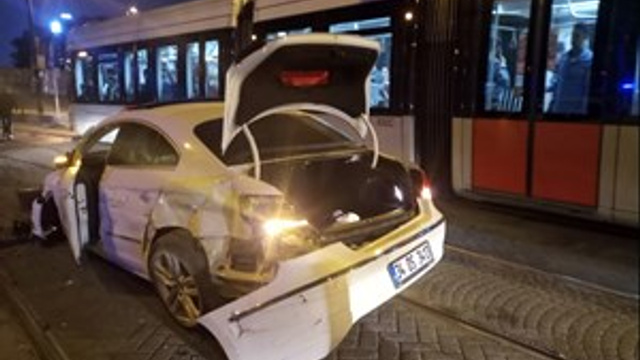 Cevizlibağ’da otomobil tramvaya çarptı!