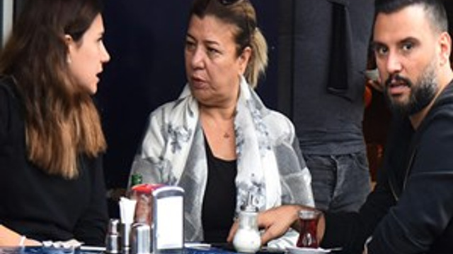 Alişan eşini balla besliyor