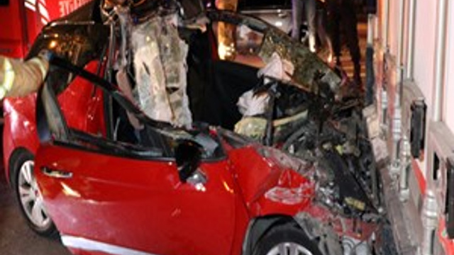 Pendik'te otomobil TIR’ın altına girdi!