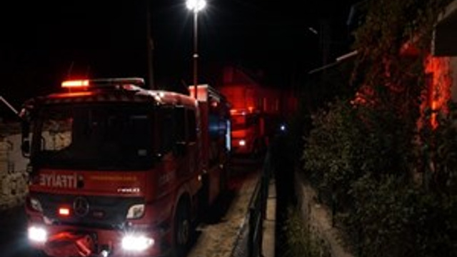 Yaşlı çiftin bulunduğu evde yangın!