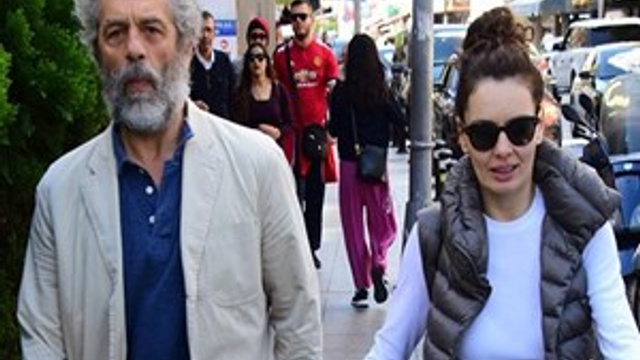 Nil Karaibrahimgil eşiyle yürüyüşte